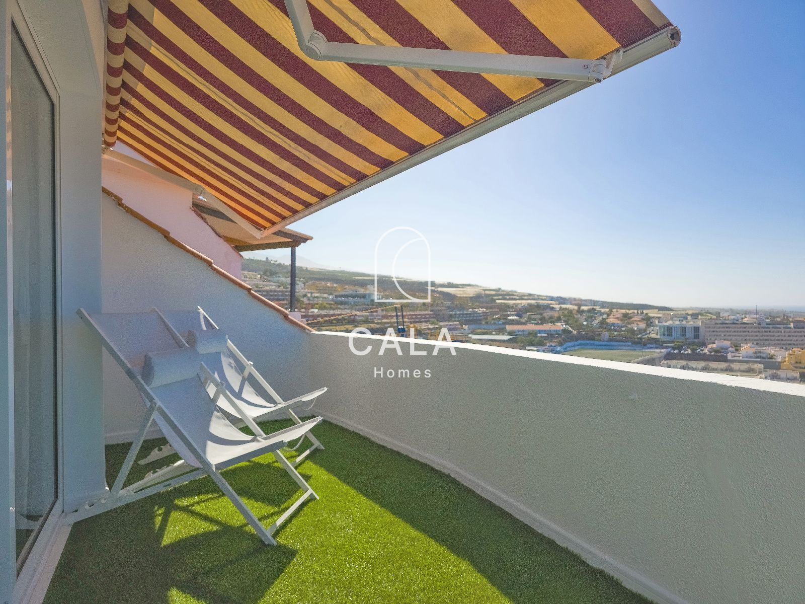 Ático con Vistas Panorámicas en Puerto Santiago