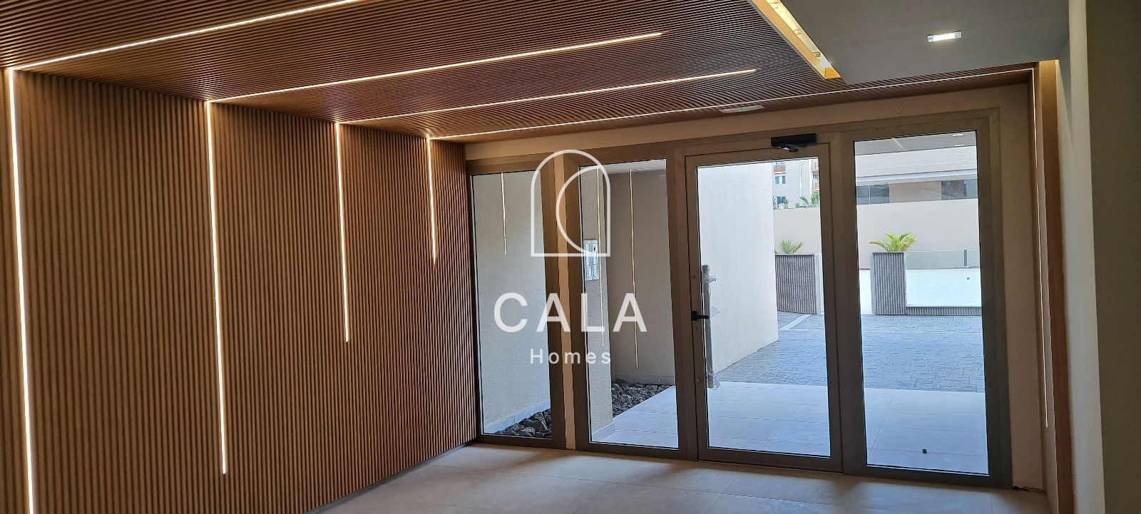 Spacious Apartment with Large Terrace in Sotavento Suites