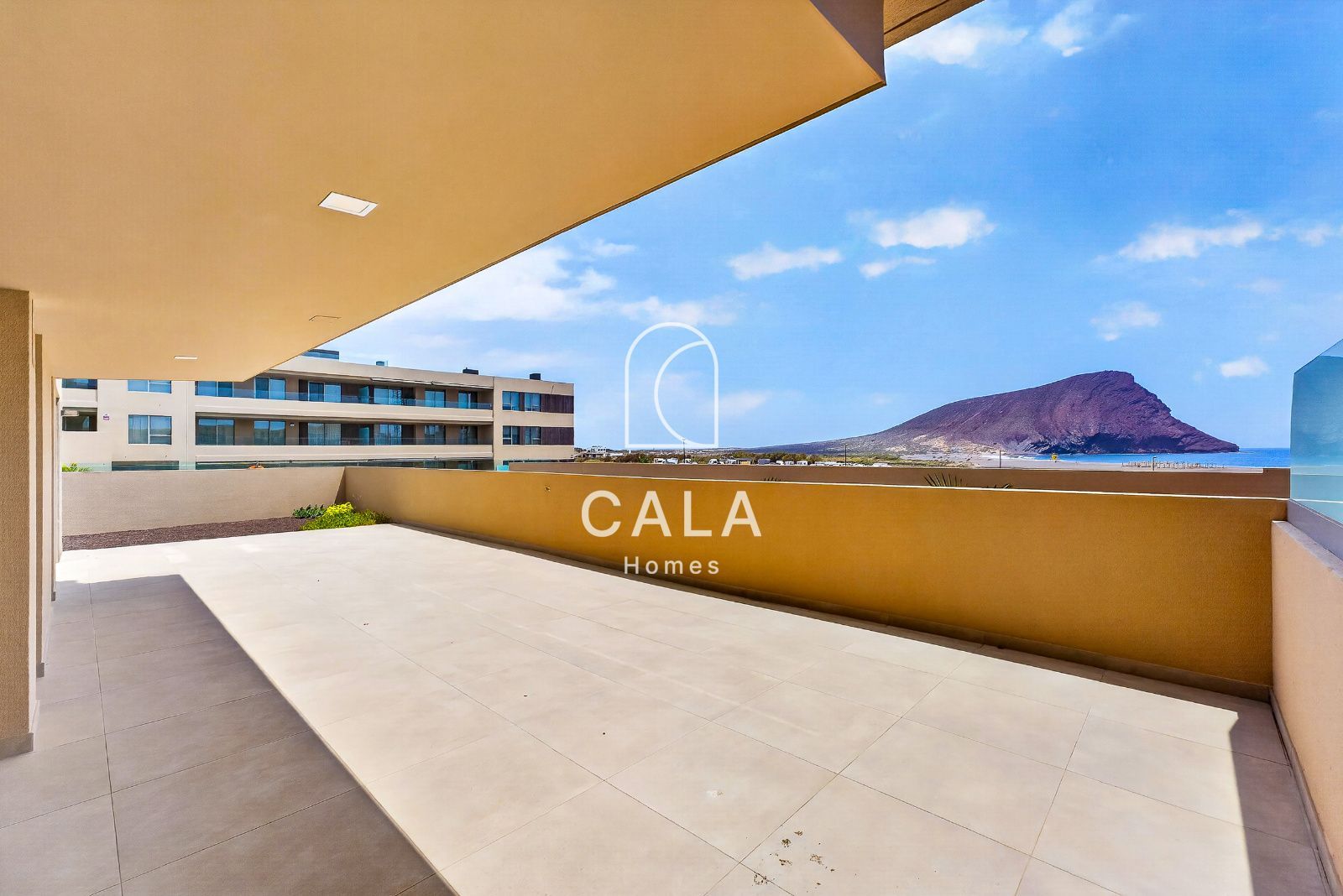 Spacious Apartment with Large Terrace in Sotavento Suites