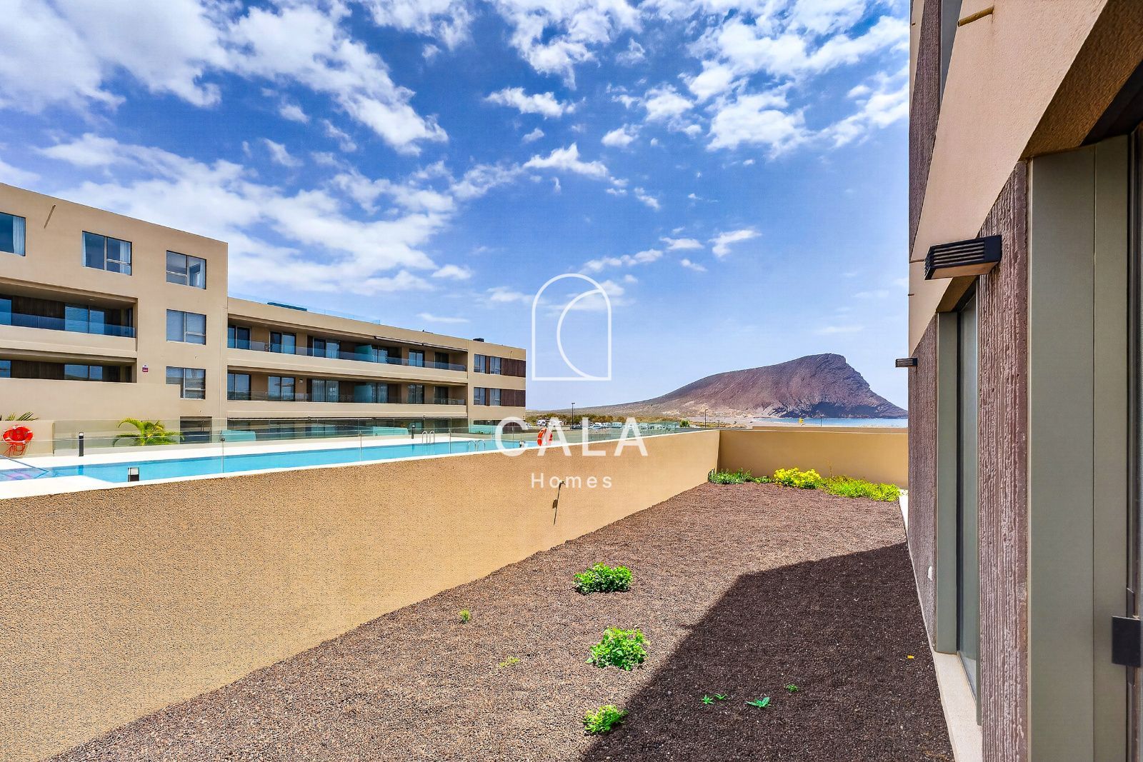 Spacious Apartment with Large Terrace in Sotavento Suites