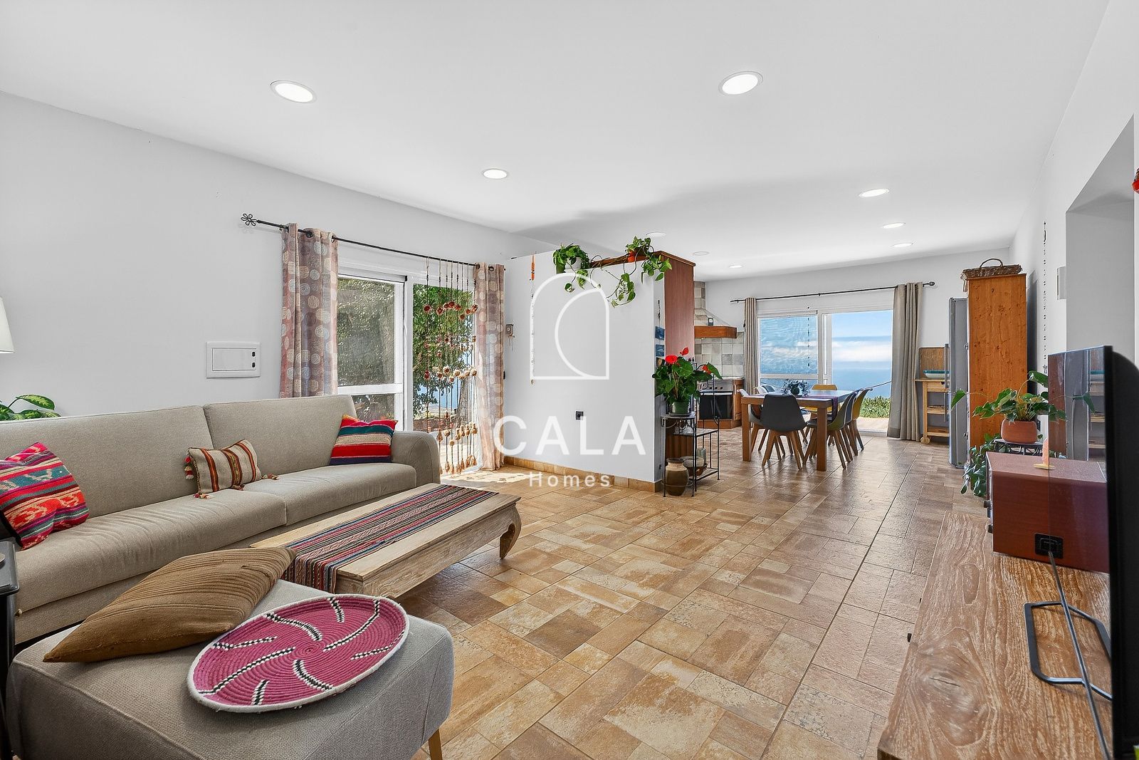 Beautiful estate with panoramic sea views