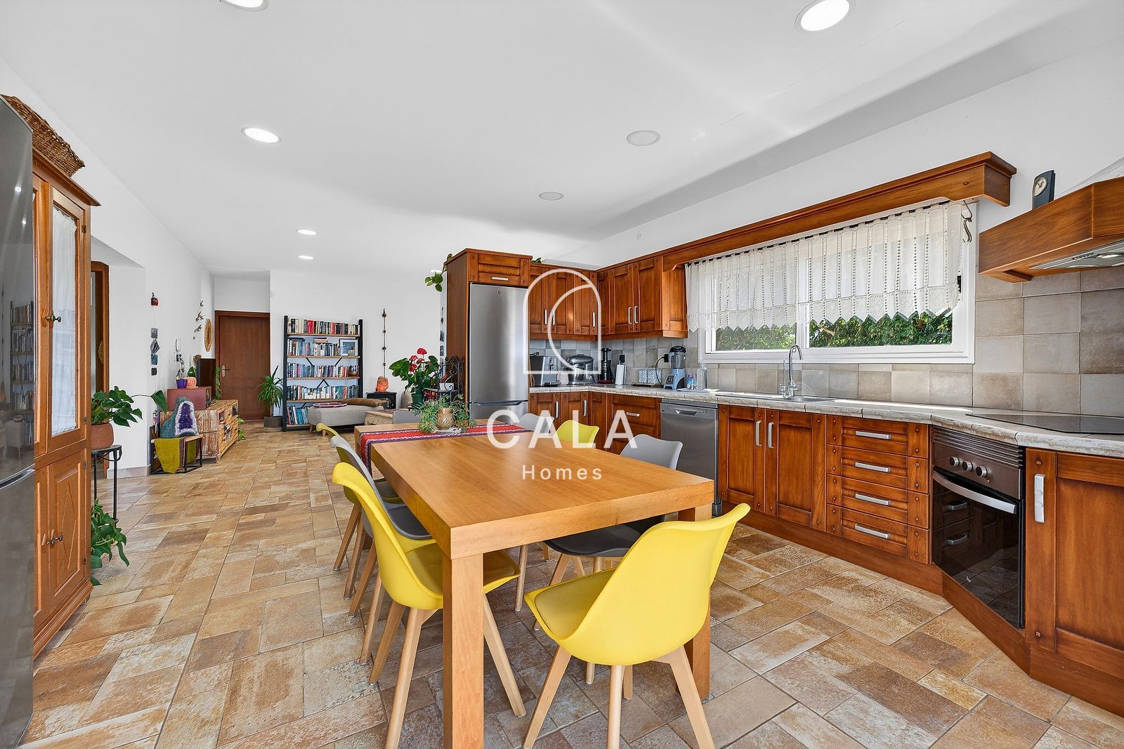 Beautiful estate with panoramic sea views