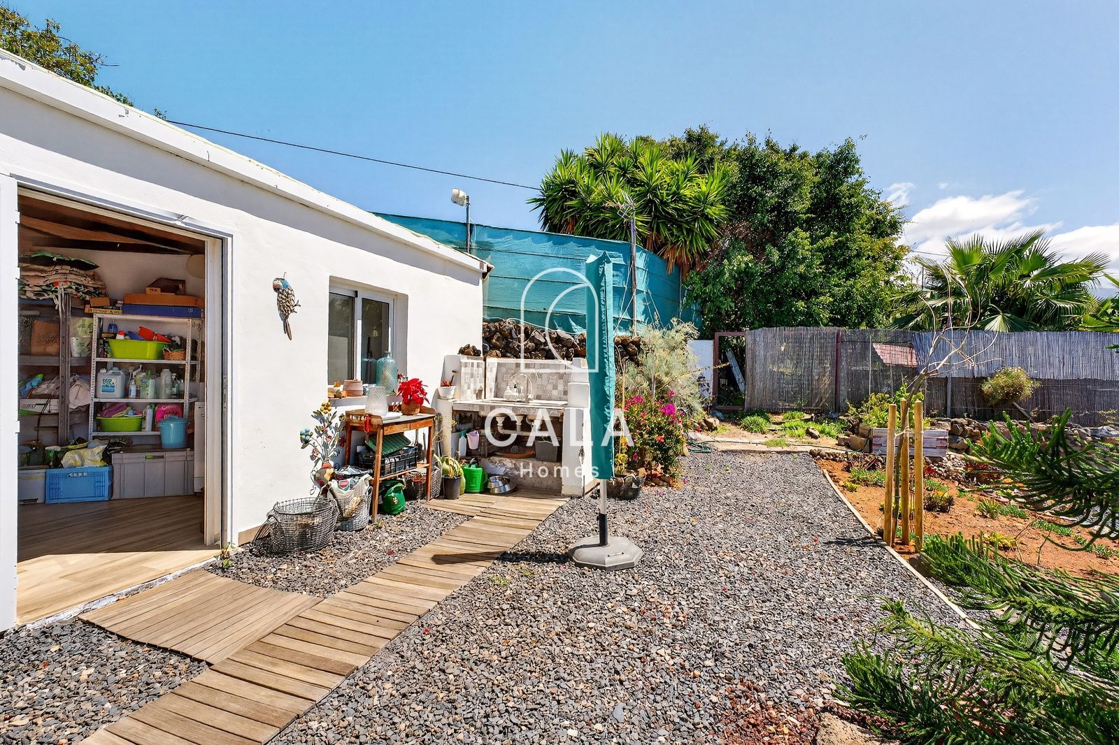 Beautiful estate with panoramic sea views