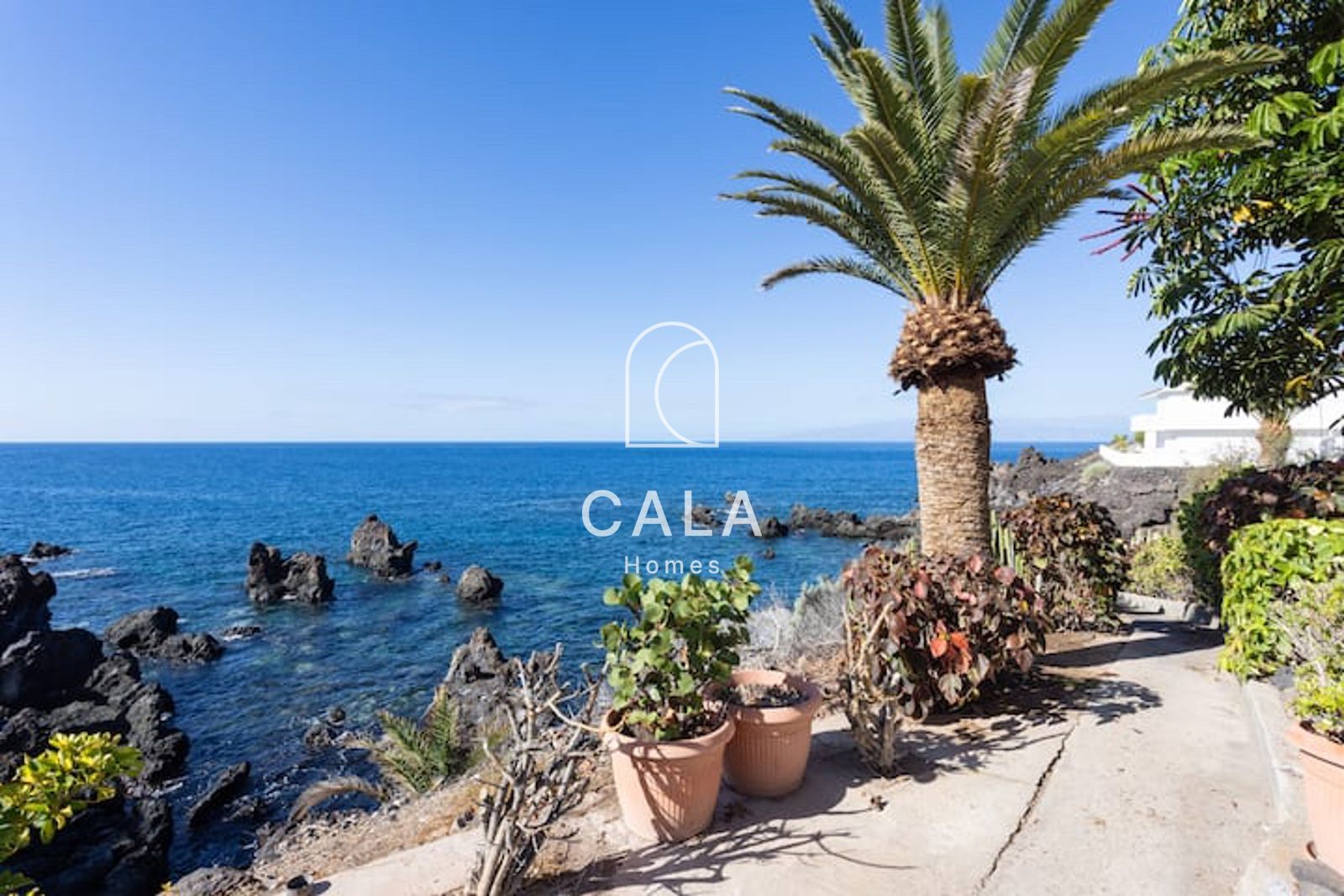 Opportunity in Puerto Santiago, 2-bedroom apartment with terrace and sea views