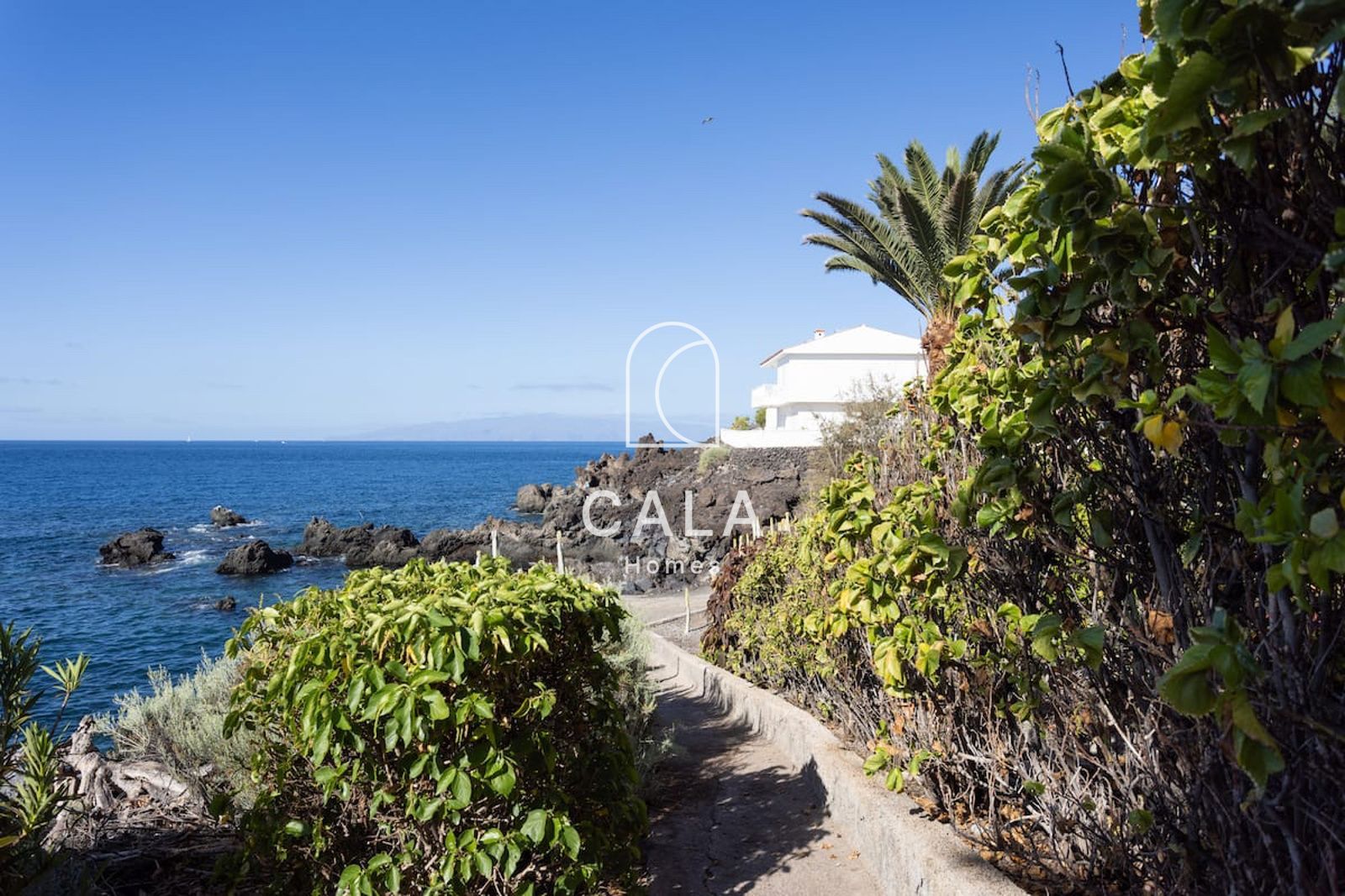 Opportunity in Puerto Santiago, 2-bedroom apartment with terrace and sea views