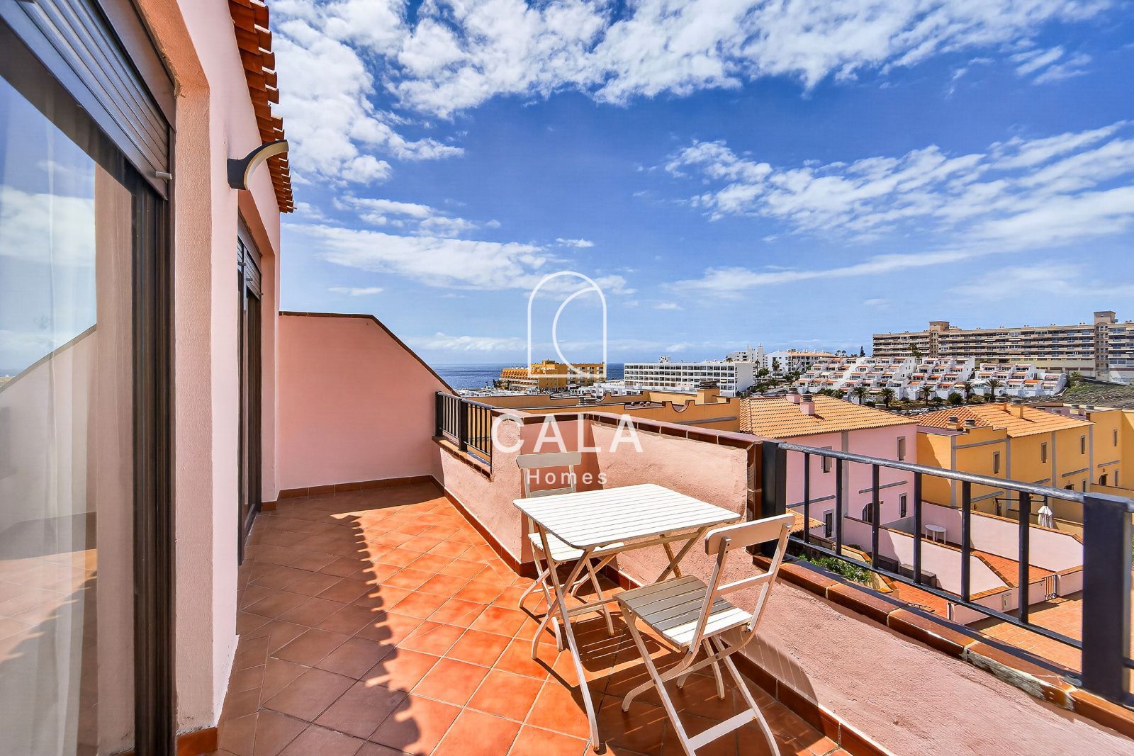 Bright 3 bedroom corner duplex penthouse, frontline to the sea, Callao Salvaje.