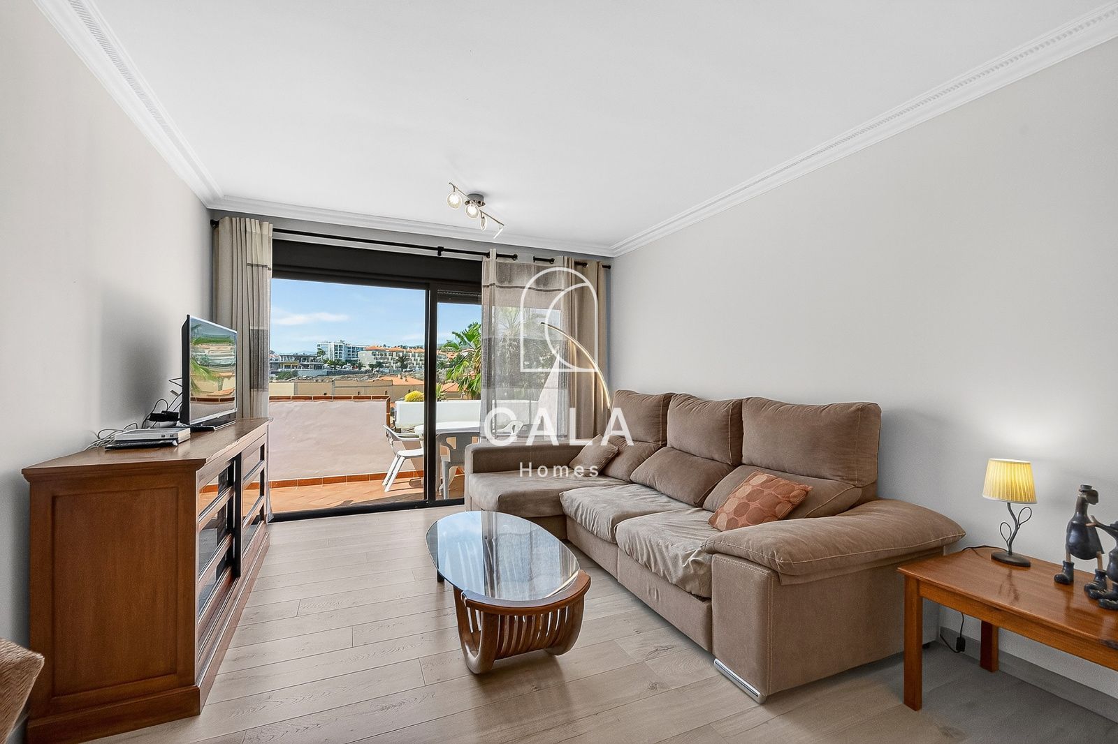 Bright 3 bedroom corner duplex penthouse, frontline to the sea, Callao Salvaje.