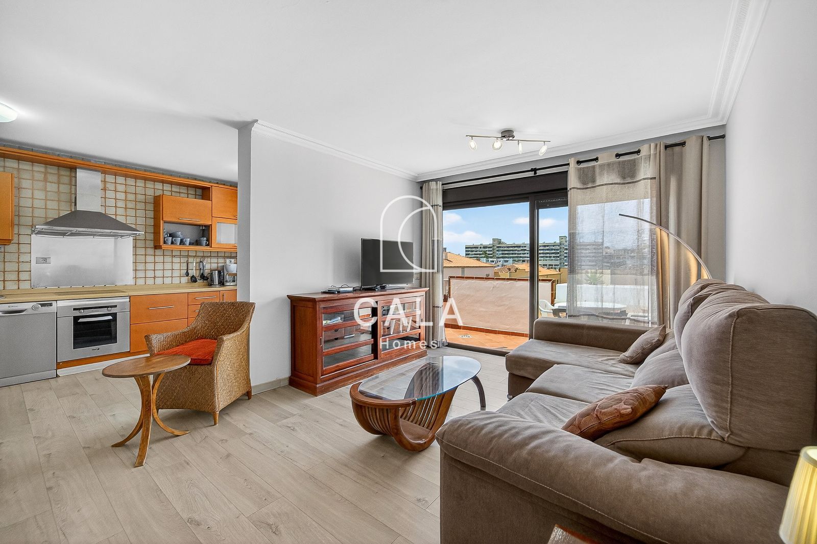 Bright 3 bedroom corner duplex penthouse, frontline to the sea, Callao Salvaje.