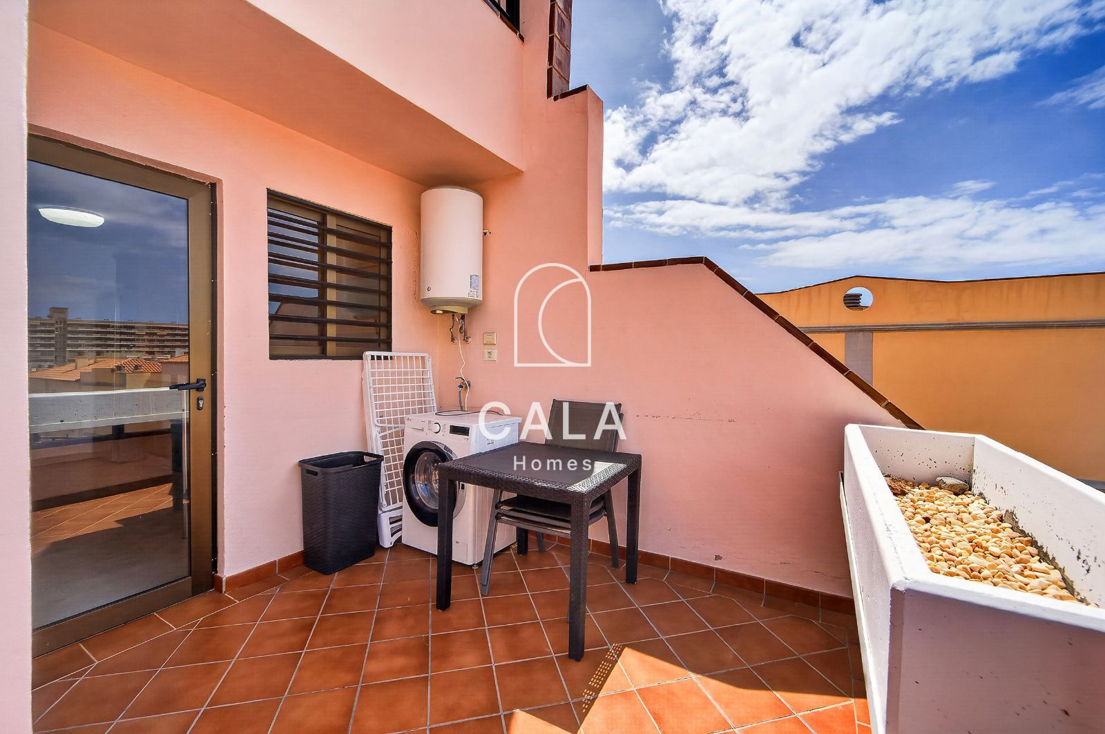 Bright 3 bedroom corner duplex penthouse, frontline to the sea, Callao Salvaje.