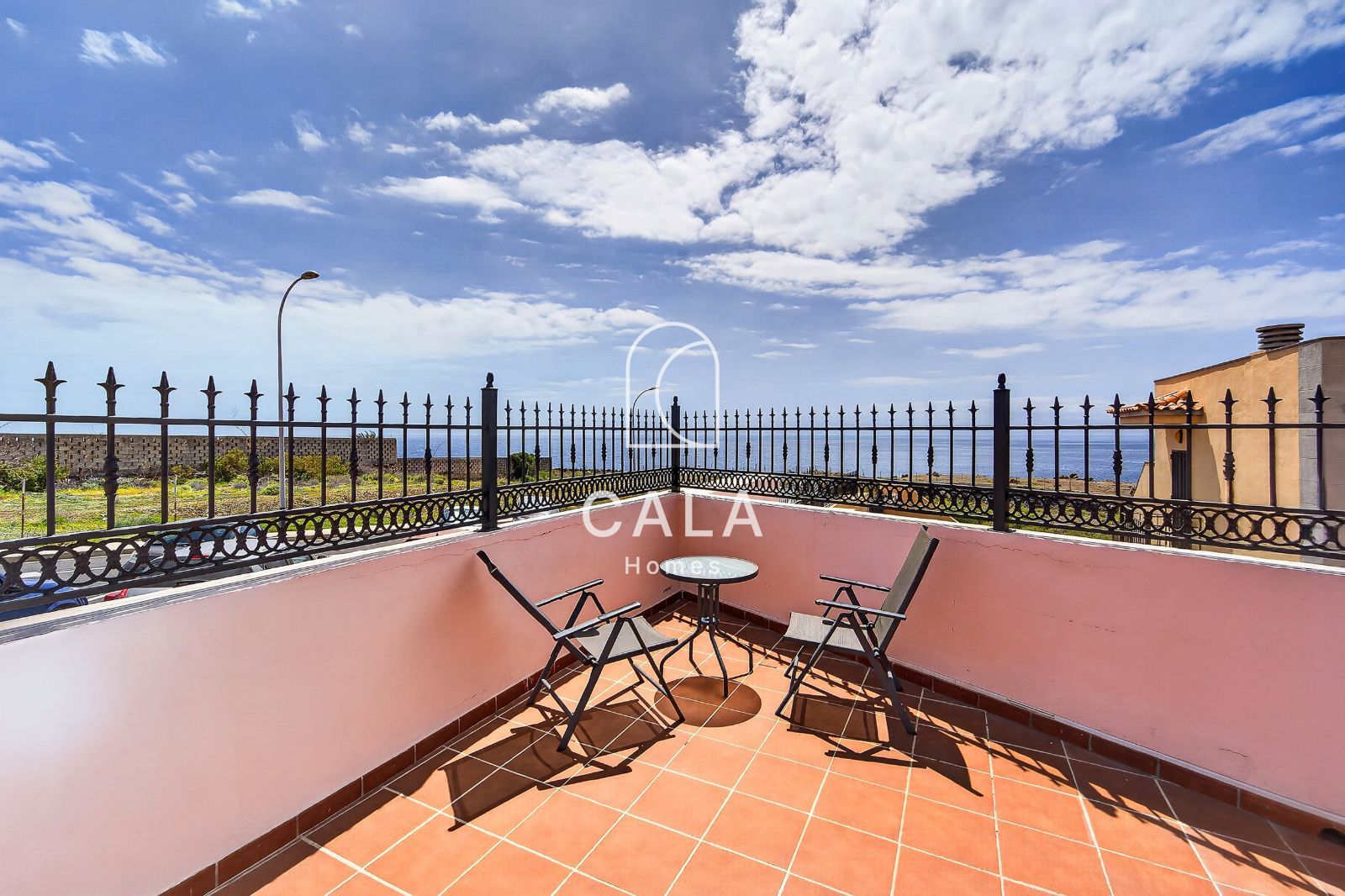 Bright 3 bedroom corner duplex penthouse, frontline to the sea, Callao Salvaje.