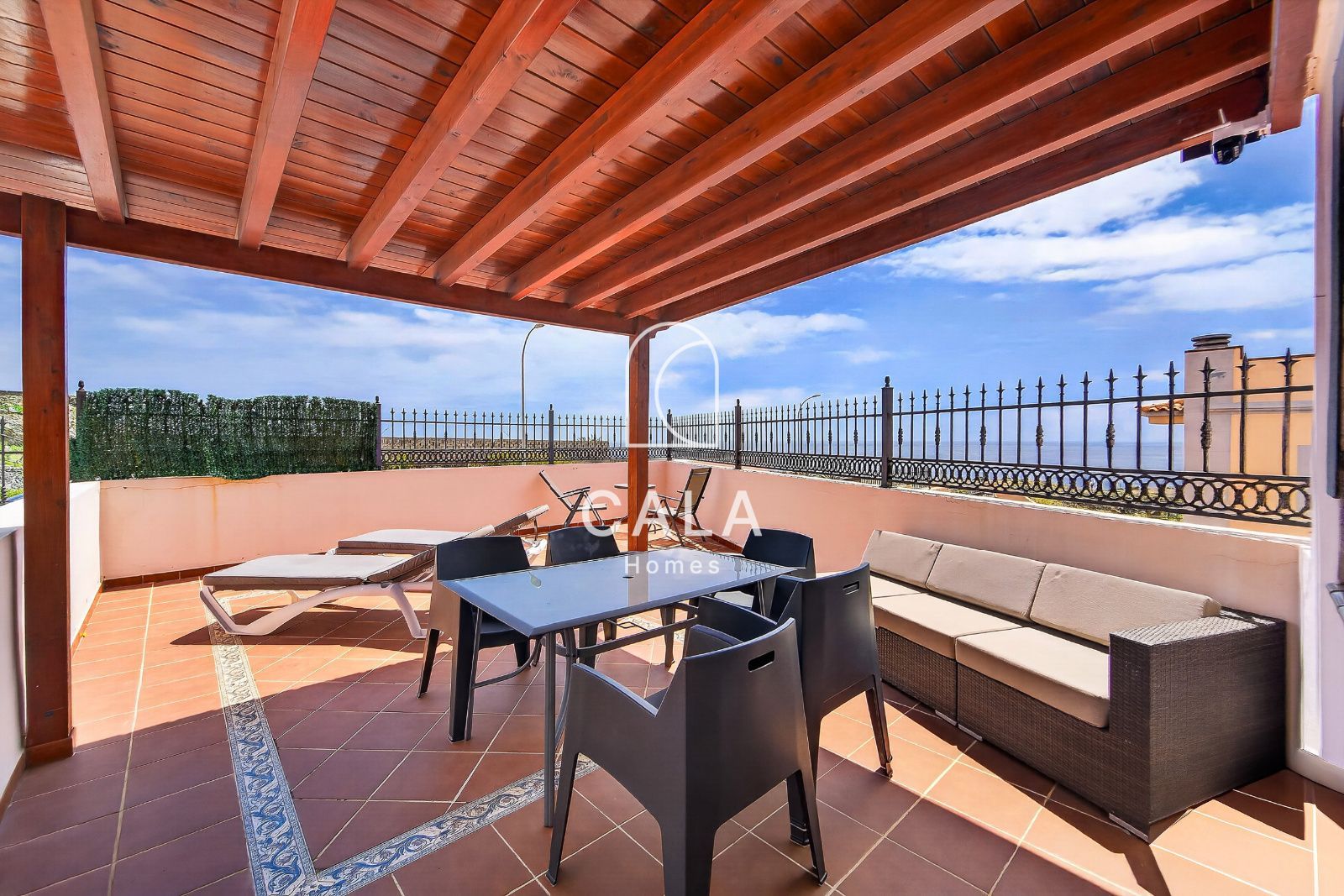 Bright 3 bedroom corner duplex penthouse, frontline to the sea, Callao Salvaje.