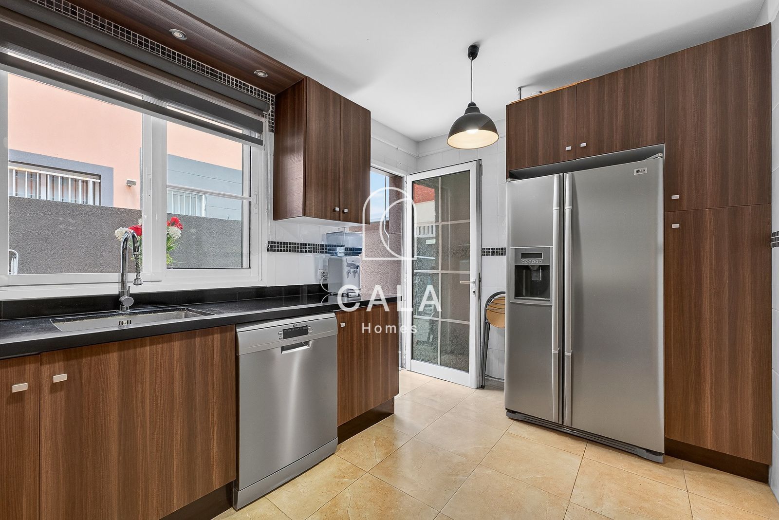 Spacious 3-bedroom townhouse in Llano del Camello