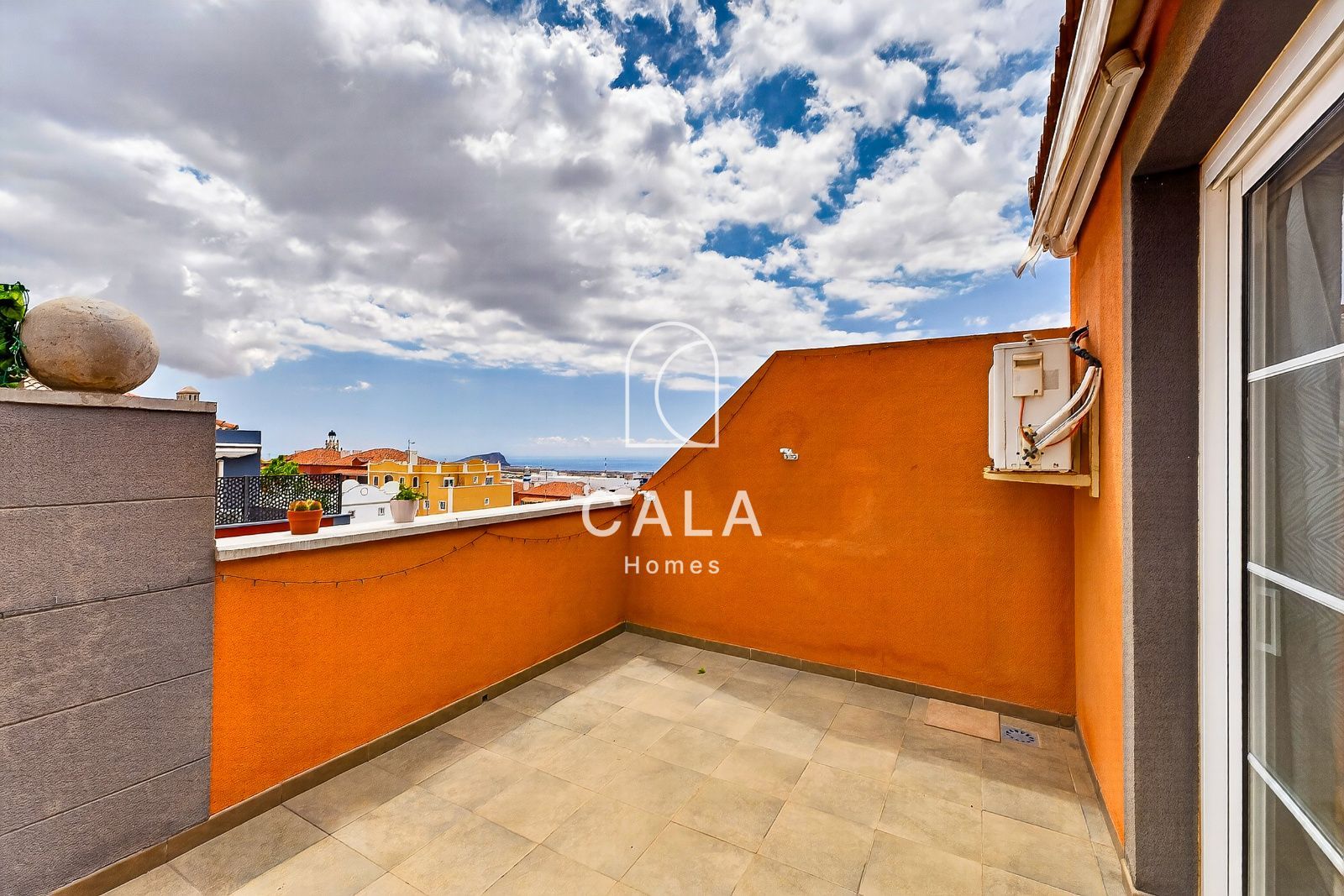 Spacious 3-bedroom townhouse in Llano del Camello