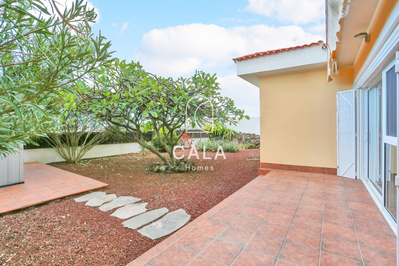 Detached chalet for sale in Costa del Silencio