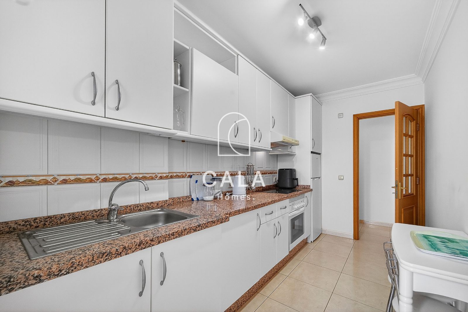 Bright 2-Bedroom Apartment in Callao Salvaje.