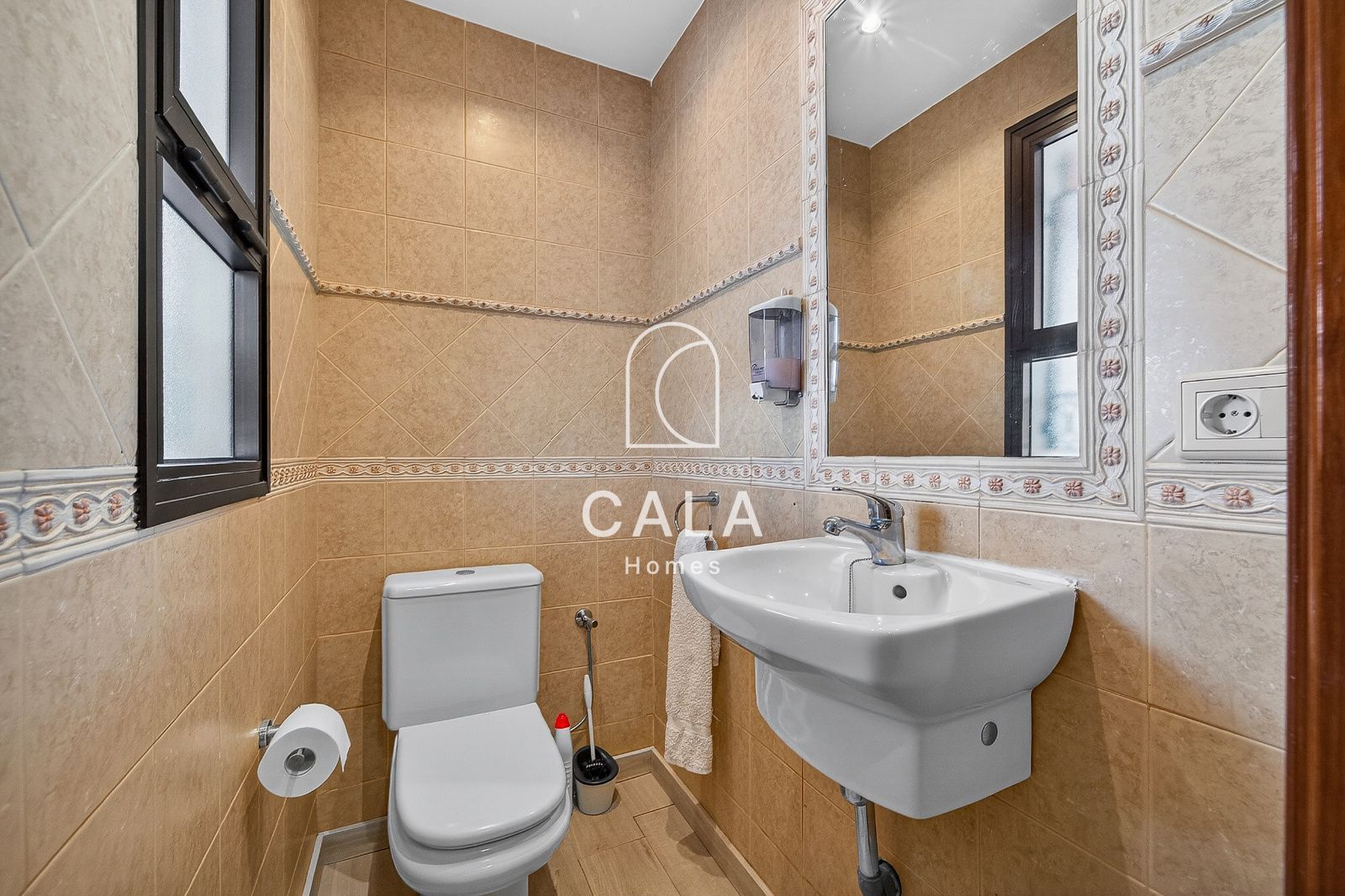 Bright 3 bedroom corner duplex penthouse, frontline to the sea, Callao Salvaje.
