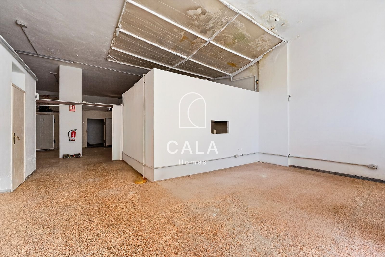 Prime Commercial Space in Adeje with Private Parking