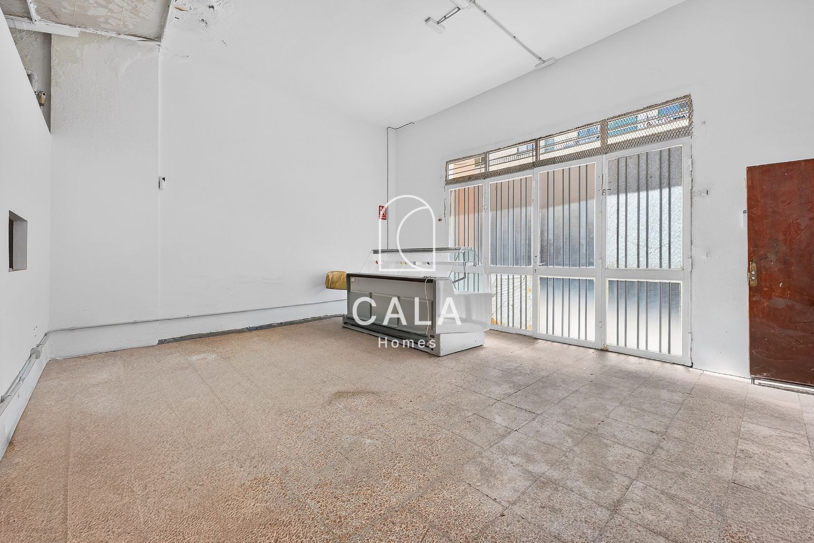 Prime Commercial Space in Adeje with Private Parking