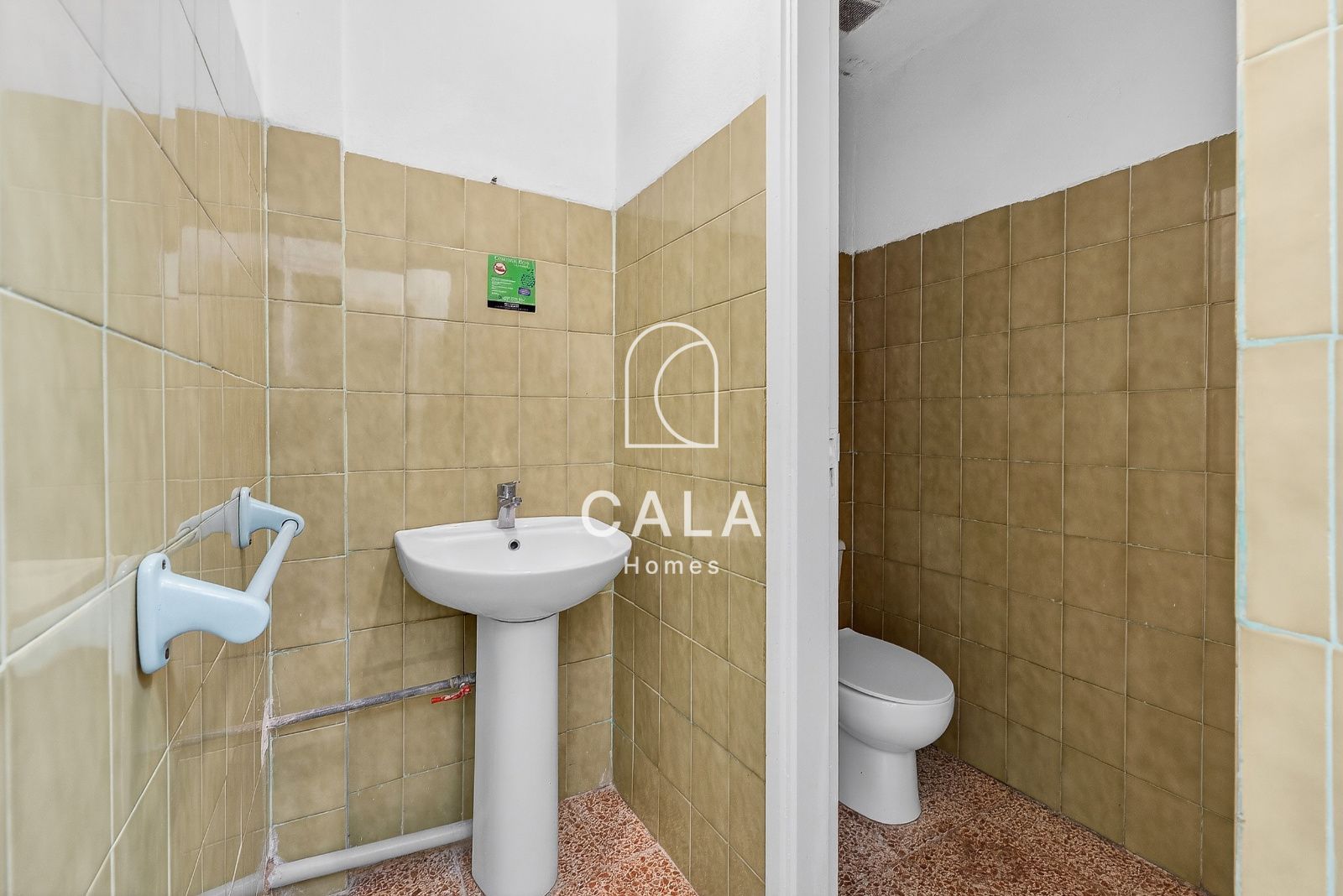 Prime Commercial Space in Adeje with Private Parking