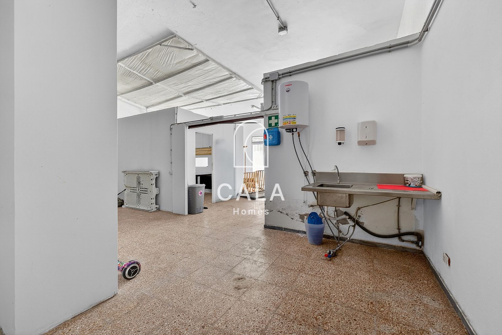 Prime Commercial Space in Adeje with Private Parking