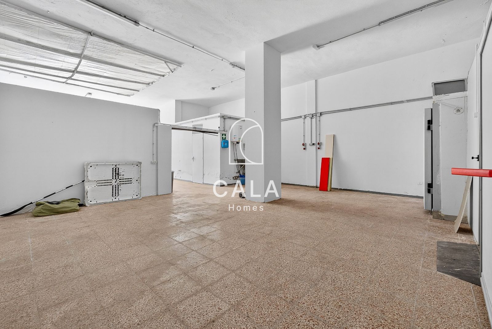 Prime Commercial Space in Adeje with Private Parking