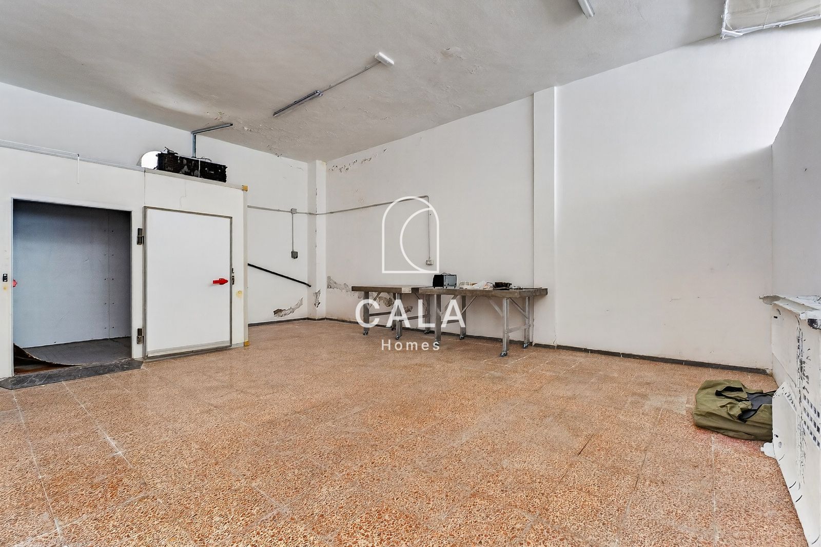 Prime Commercial Space in Adeje with Private Parking