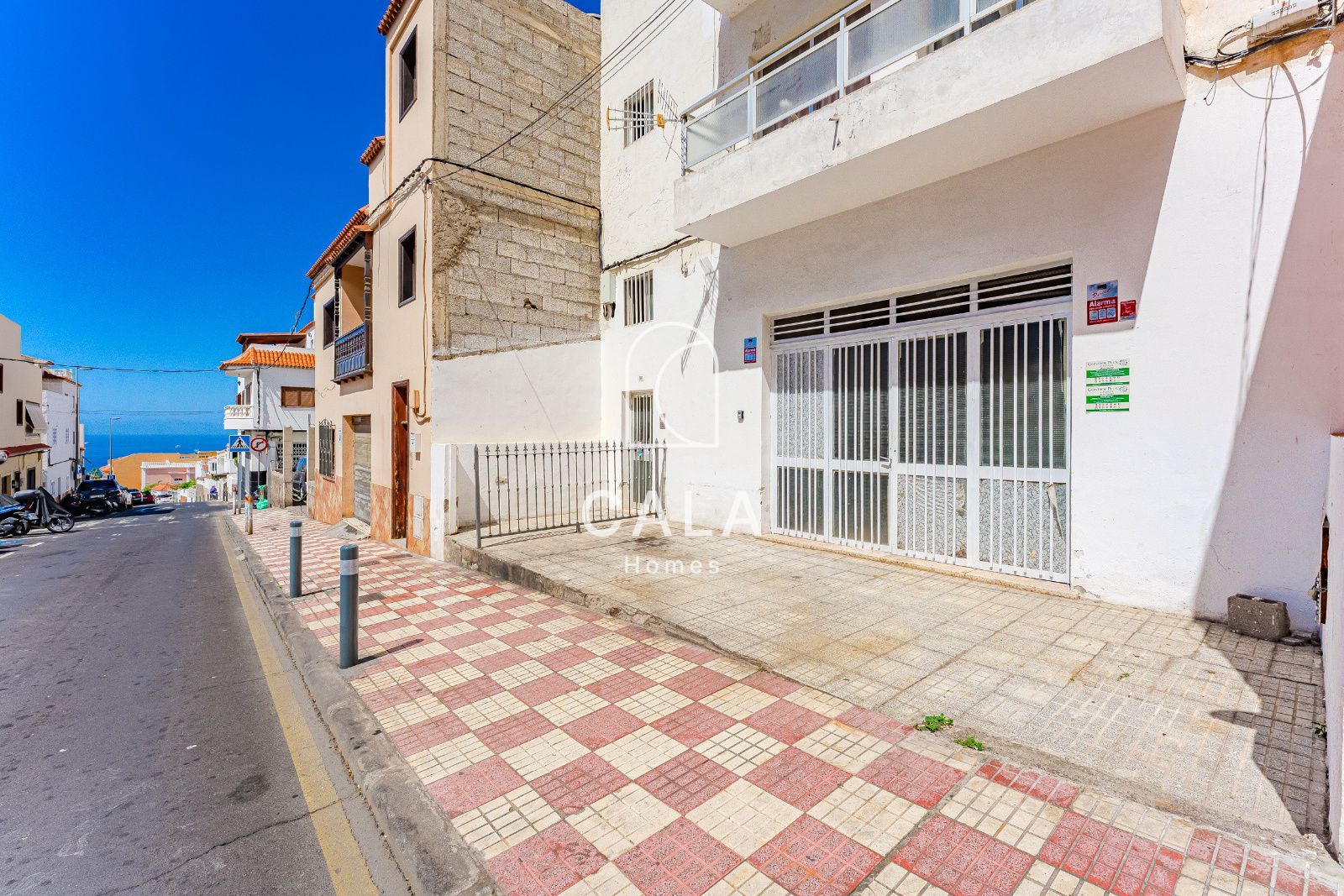 Prime Commercial Space in Adeje with Private Parking