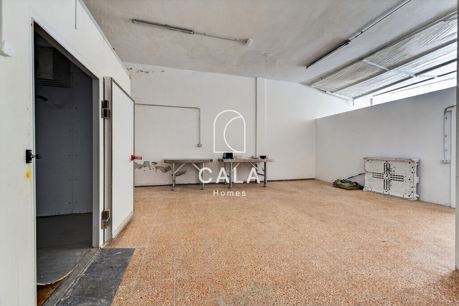 Prime Commercial Space in Adeje with Private Parking