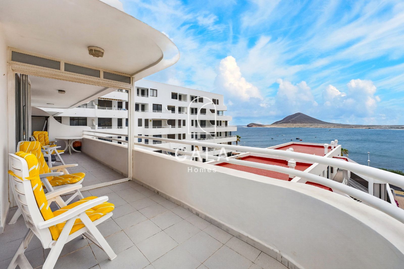 Corner Apartment with Panoramic Sea and Mountain Views in El Médano