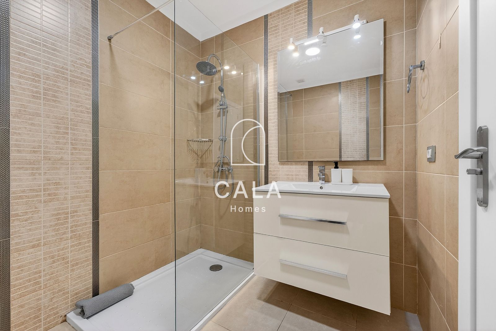 Exclusive 4-bedroom townhouse in a premium location