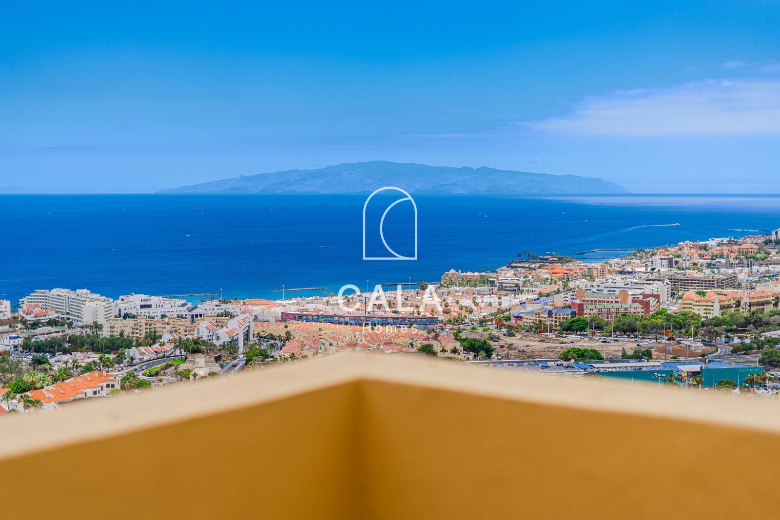 Apartamento en ubicación premium en Costa Adeje con vistas panorámicas al océano