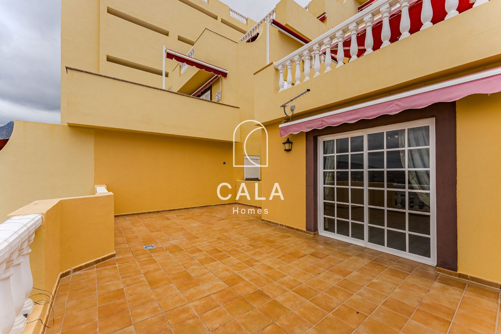 Apartamento en ubicación premium en Costa Adeje con vistas panorámicas al océano