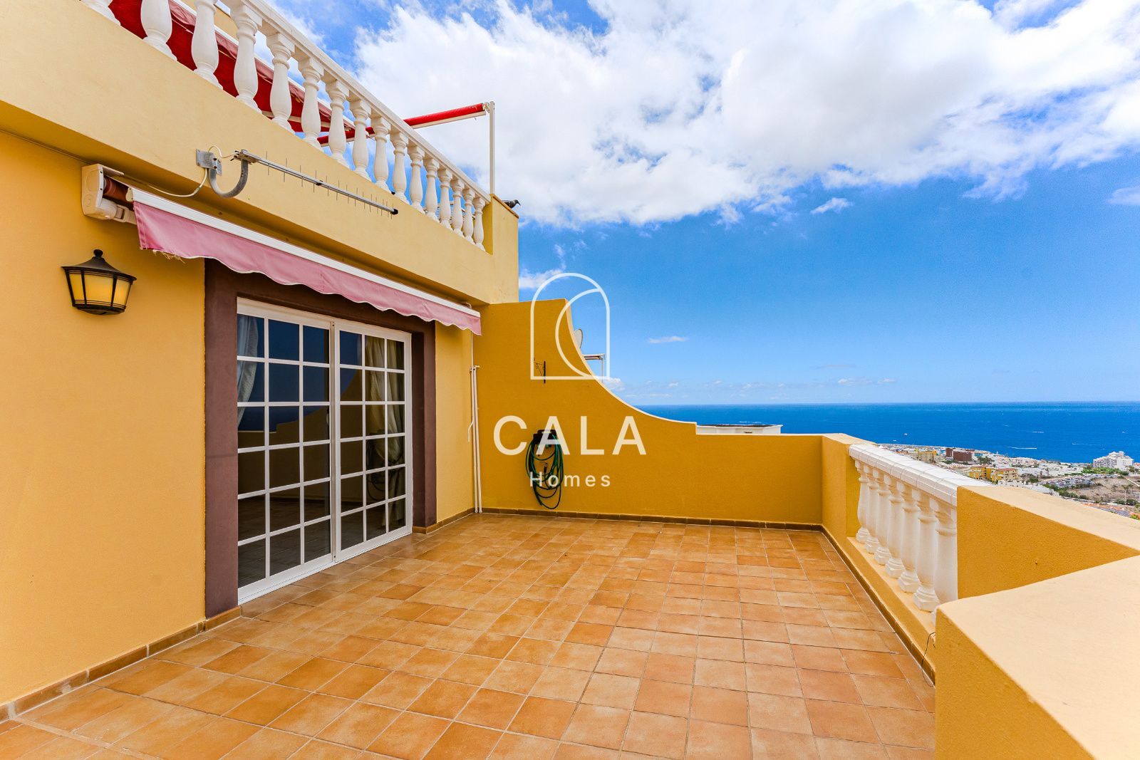 Apartamento en ubicación premium en Costa Adeje con vistas panorámicas al océano