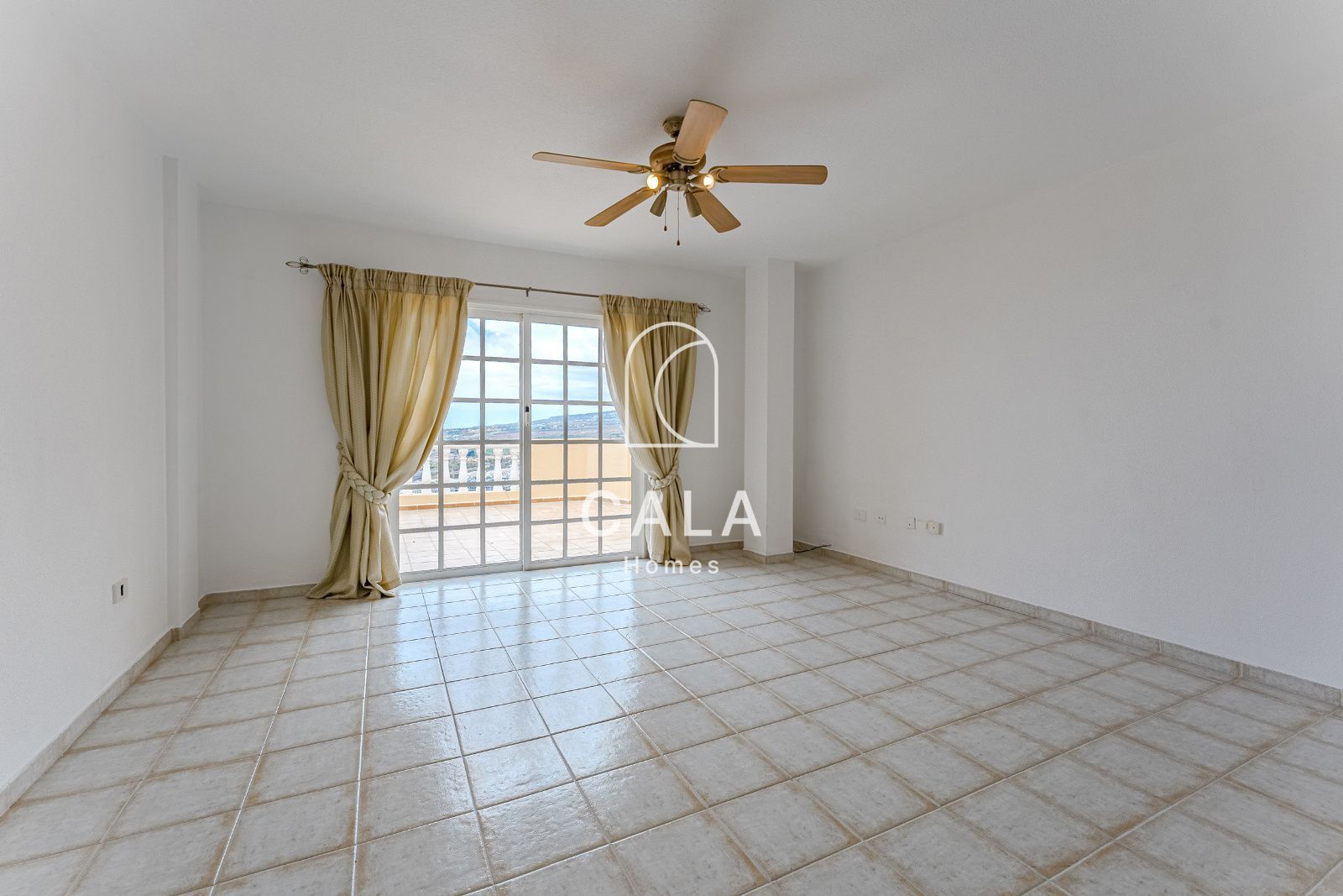 Apartamento en ubicación premium en Costa Adeje con vistas panorámicas al océano