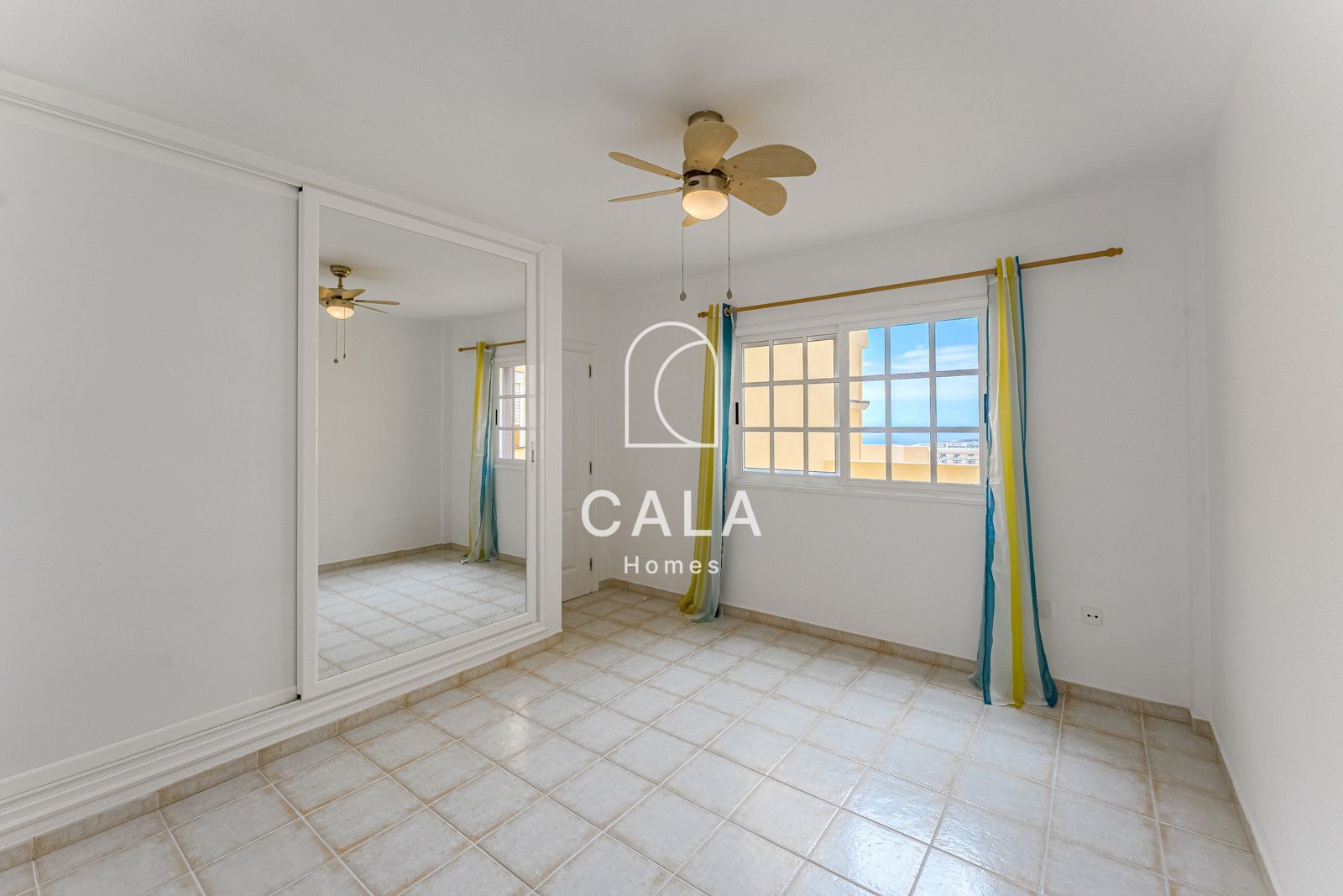 Apartamento en ubicación premium en Costa Adeje con vistas panorámicas al océano