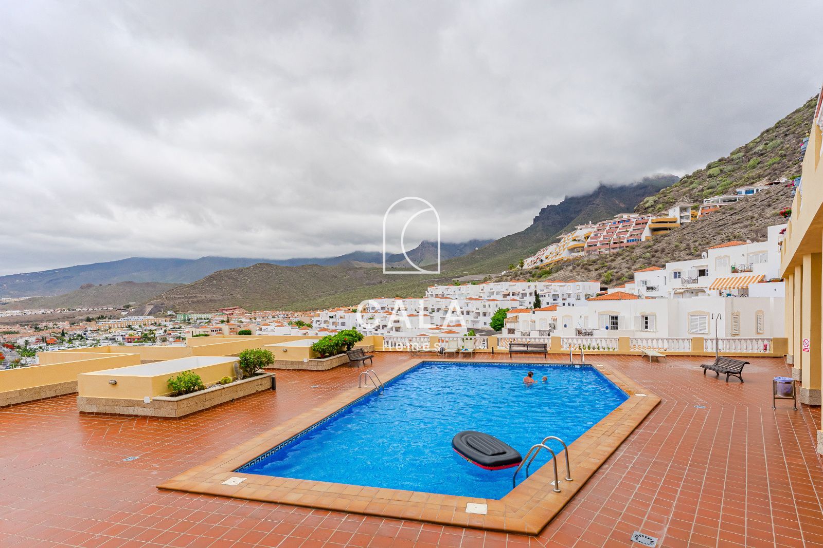 Apartamento en ubicación premium en Costa Adeje con vistas panorámicas al océano