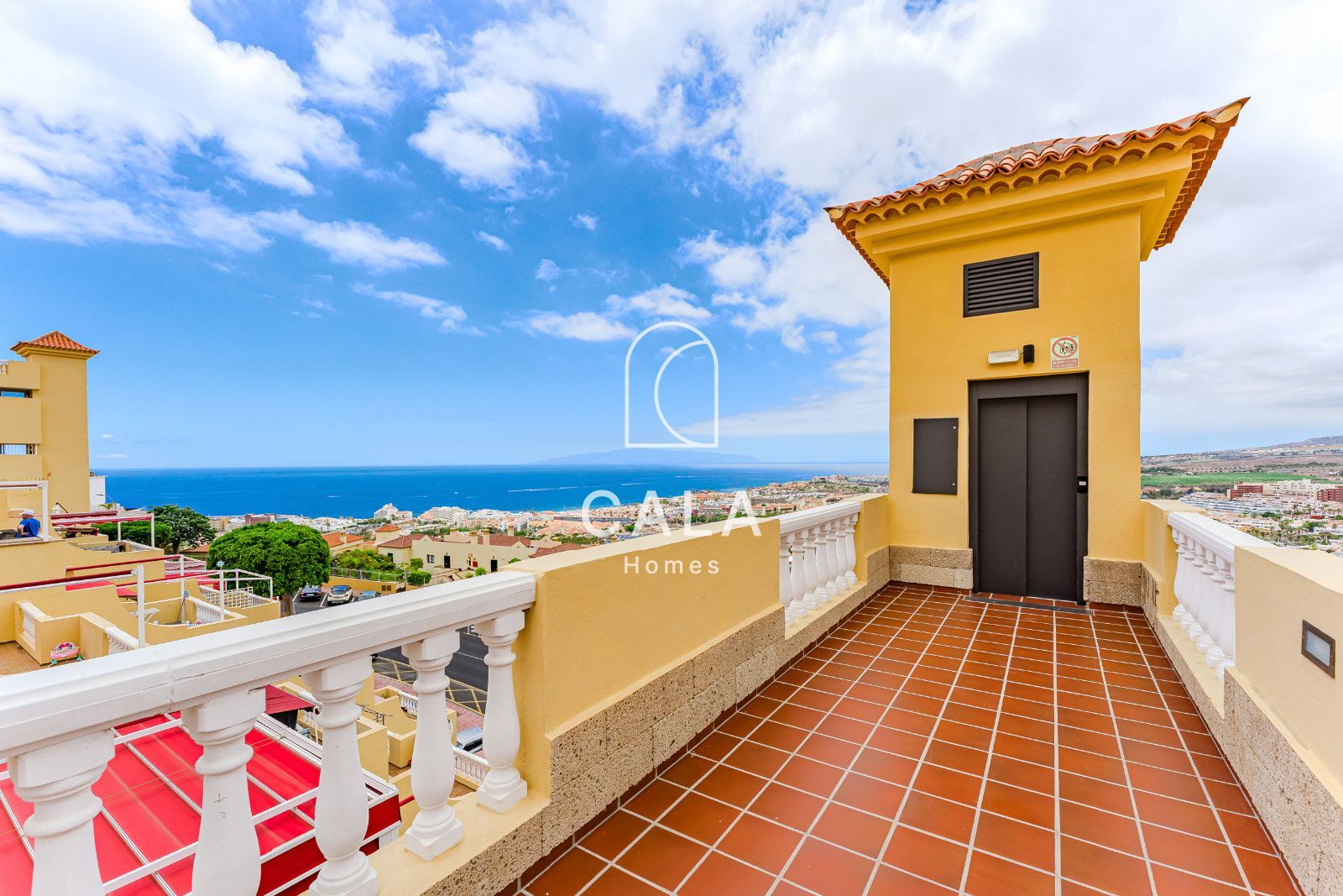 Apartamento en ubicación premium en Costa Adeje con vistas panorámicas al océano