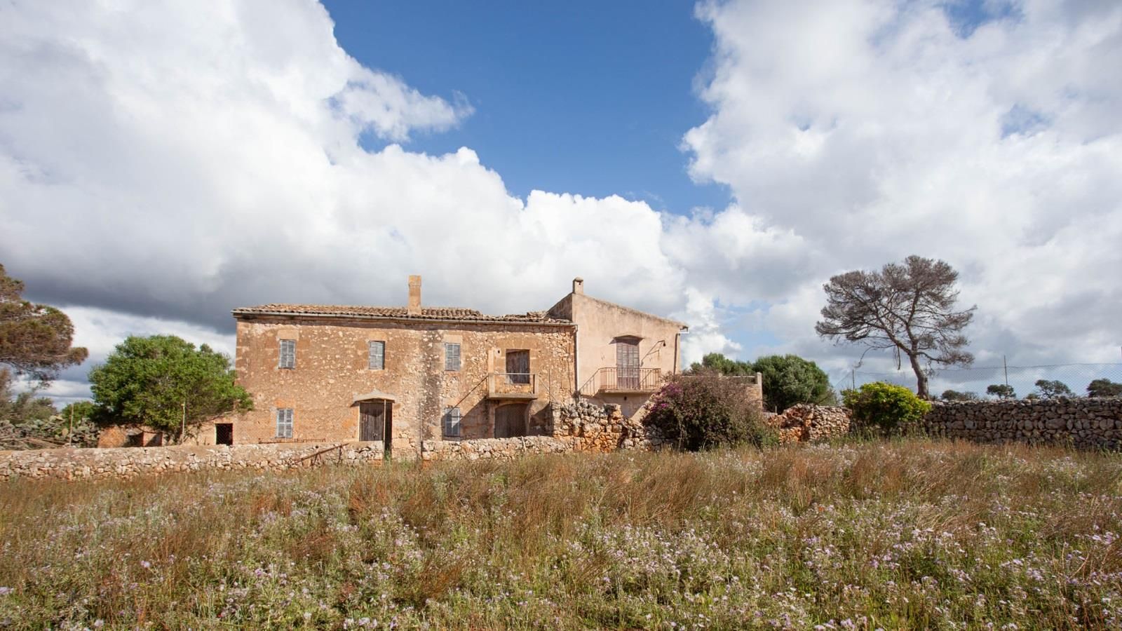 Parcela rústica de 240.000 m2 situada frente al mar en Manacor