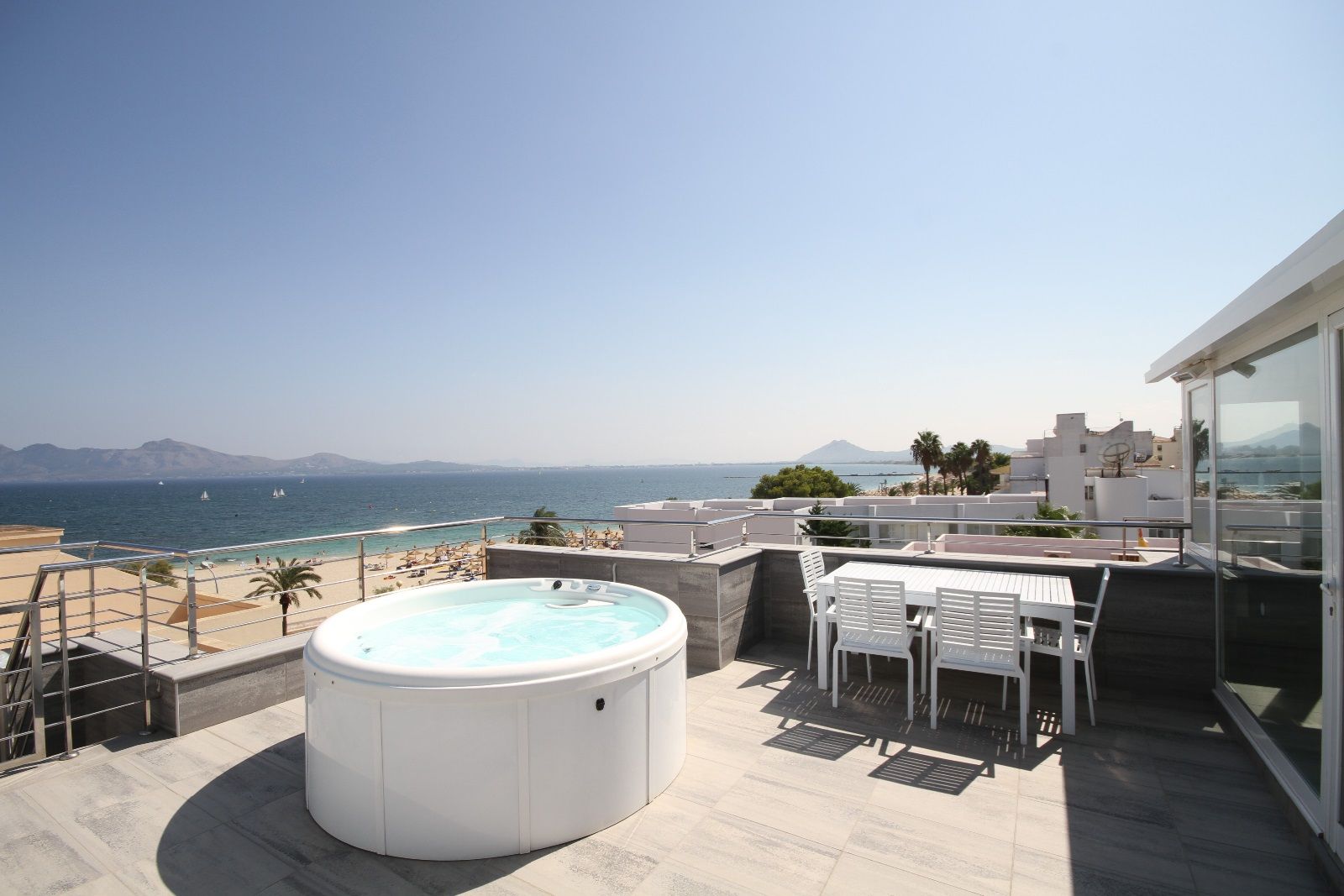 Ático de 130 m2 en 1ª línea de mar en Puerto Pollensa con ETV