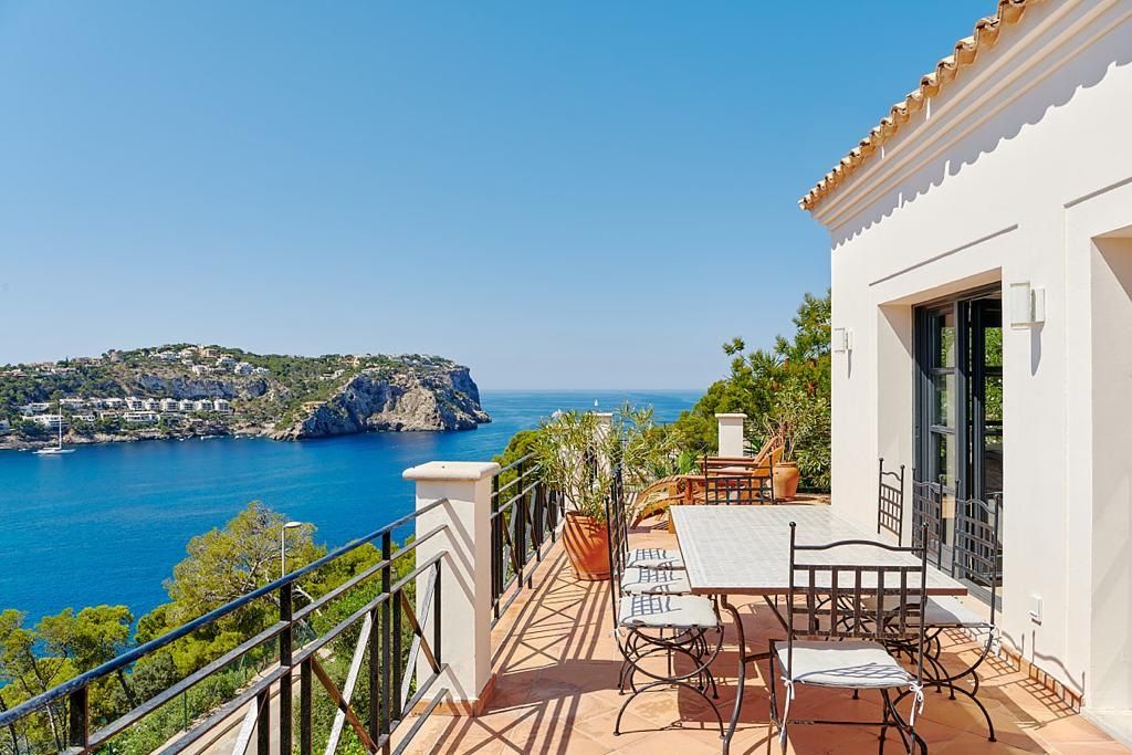 Villa de 321 m2 en 1ª línea de mar en Puerto Andratx