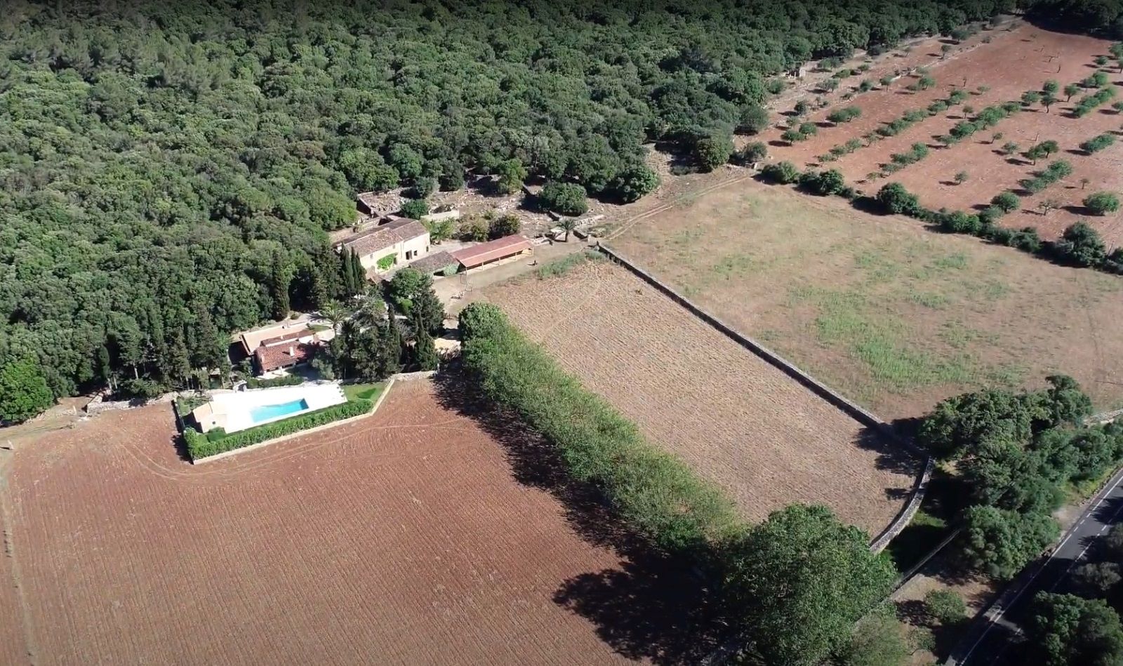 Finca con 2 Casas: Villa con ETV y Posesión a reformar en Cala Sant Viçent