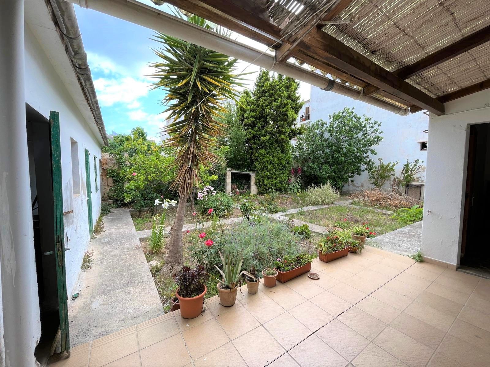 Para inversores: Casa ampliable de 149 m2 en Puerto Pollensa con jardín de 200 m2