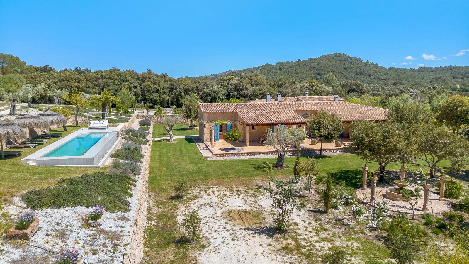 Extraordinaria Finca de 182.000 m2 en Campanet con piscina y spa