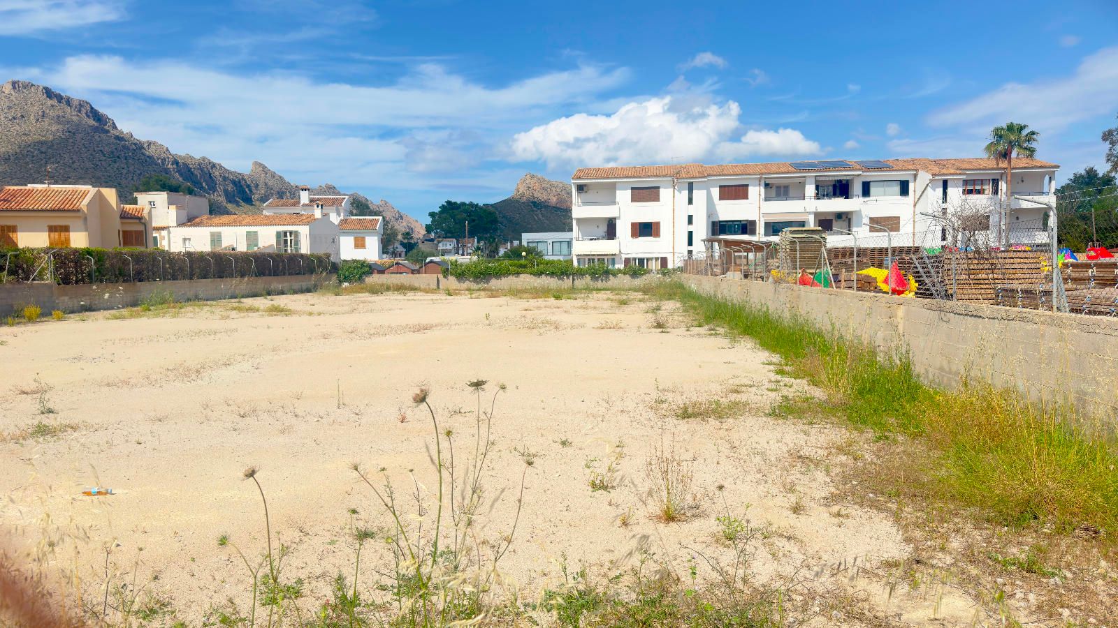 Parcela de 1.557 m2 en Port de Pollença con vistas a la montaña