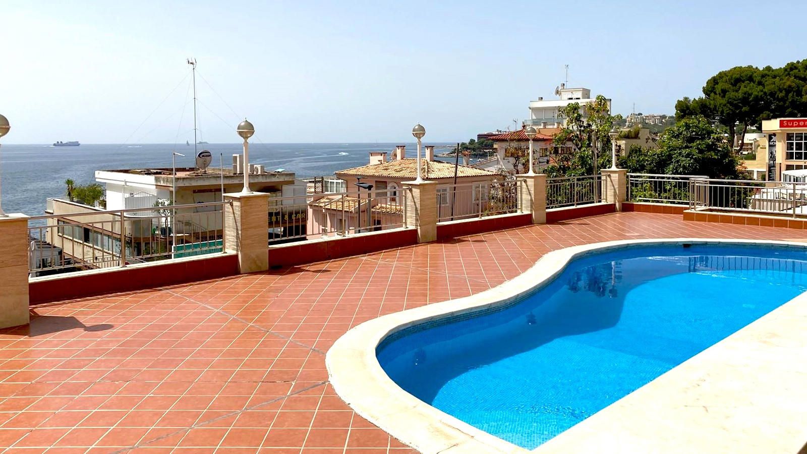 Apartamento en Cala Major de 65 m2 con vistas al mar y piscina