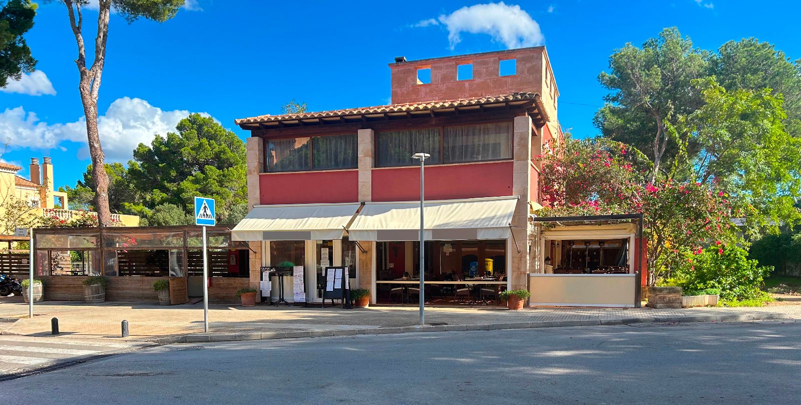 Restaurante con piscina, Apartamento y Solar edificable en El Toro, Calvià