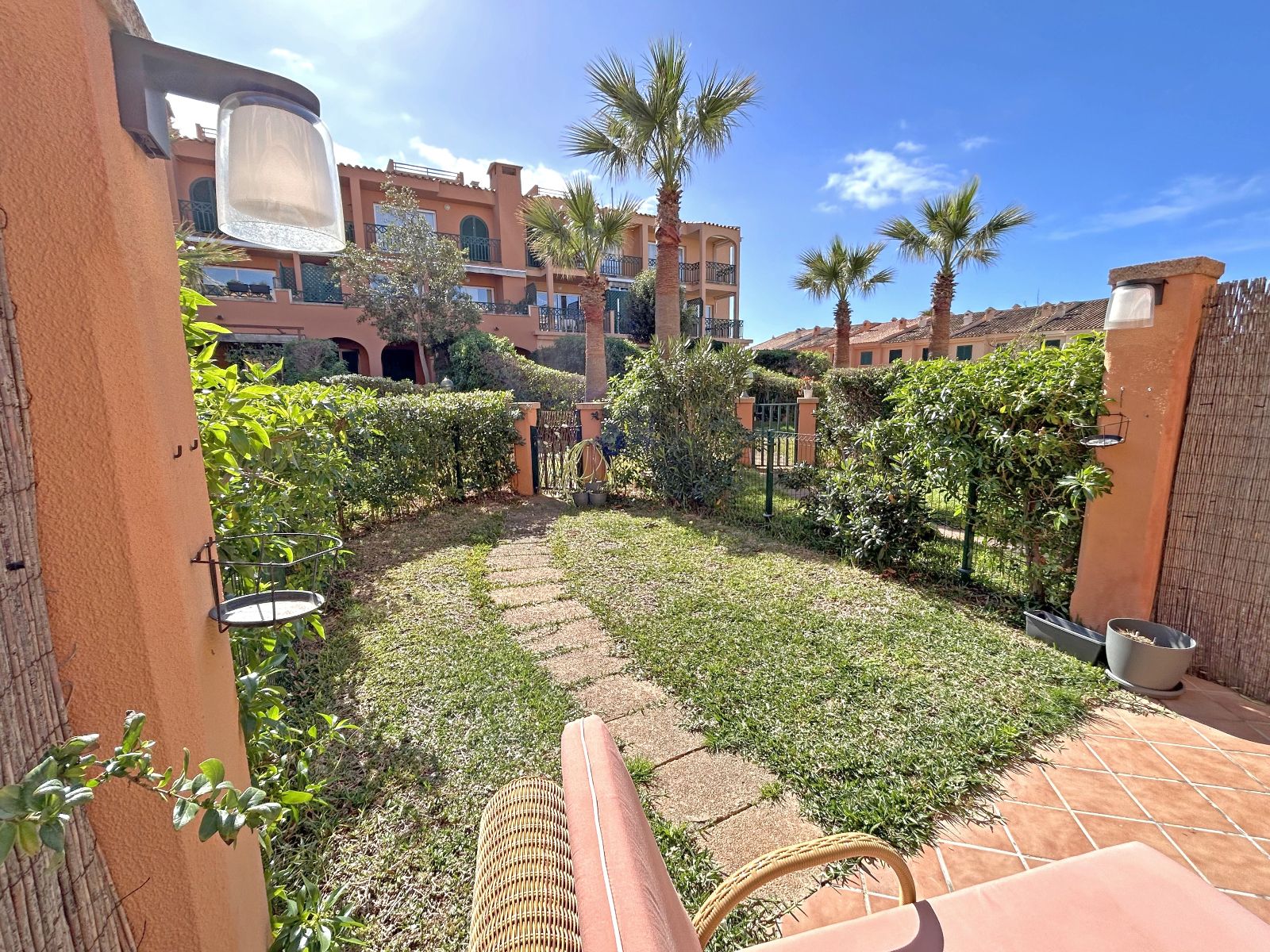 Dúplex con jardín privado, parking, trastero y piscina en El Toro