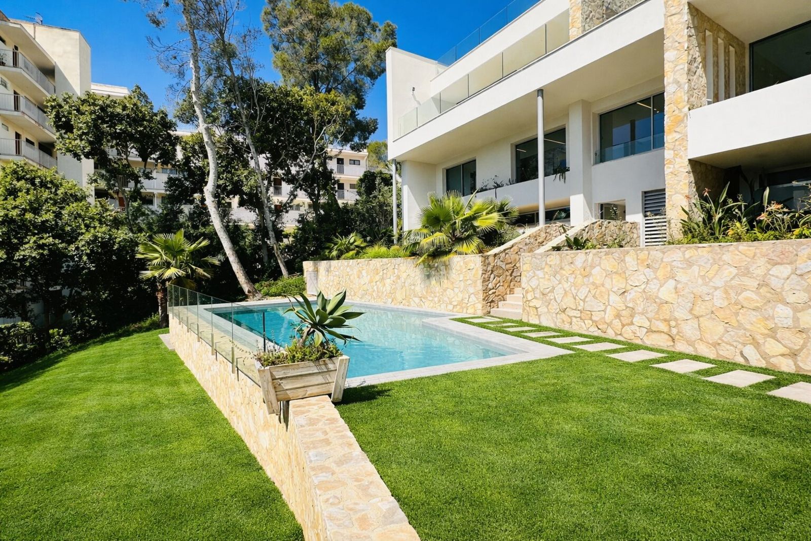 Villa de obra nueva en Santa Ponça con 2 piscinas y vistas al mar