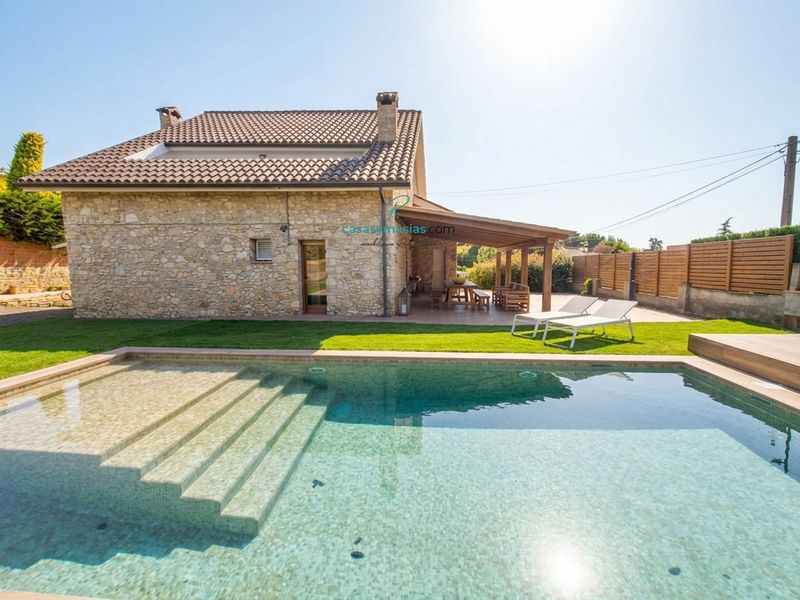 Chalet Independiente en venta Igualada, Barcelona. Ref: 1085. casasymasias.com