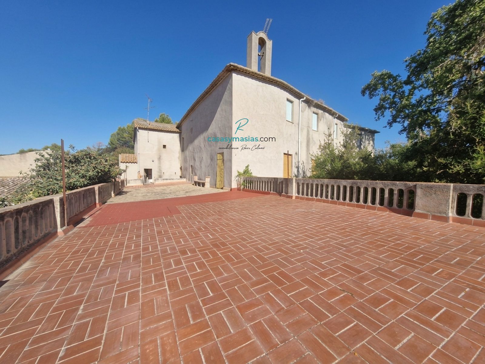 casa pairal terraza - Masía histórica en venta en el Penedès, ideal para hotel rural, coliving, bodega o residencia